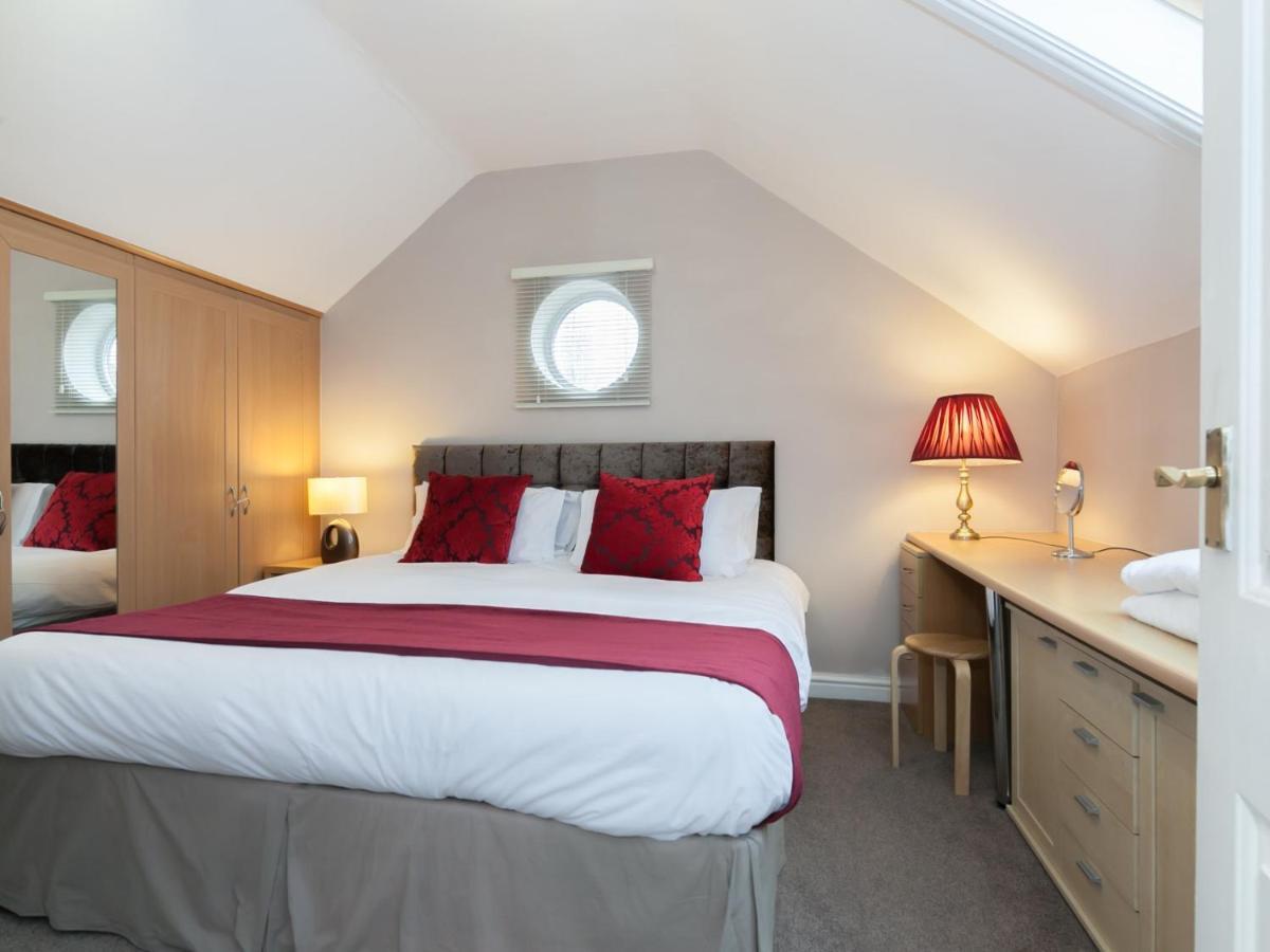 Hotel Ayuda House à Altrincham Extérieur photo
