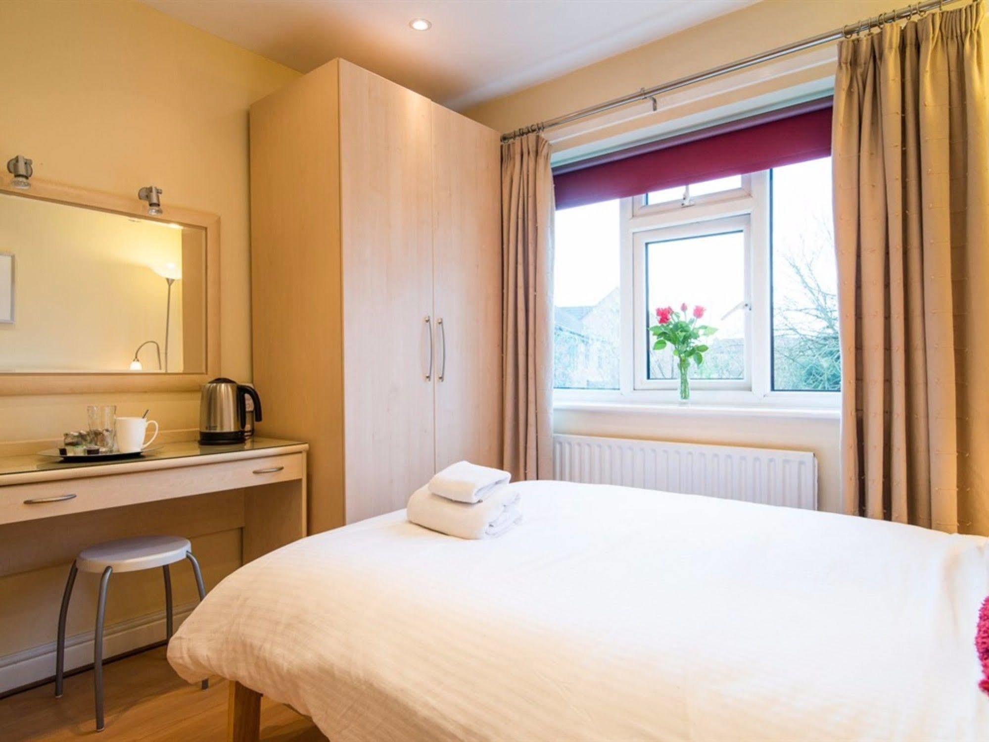 Hotel Ayuda House à Altrincham Extérieur photo