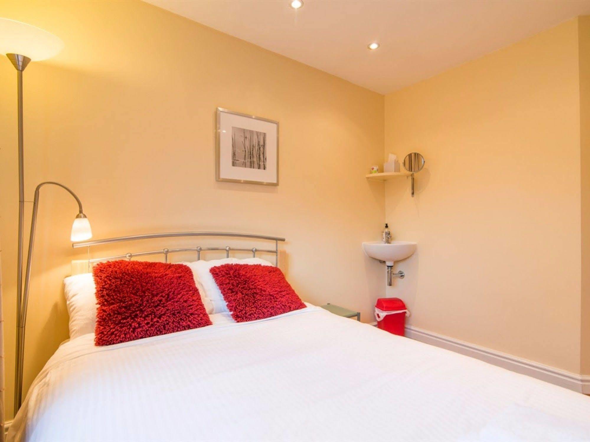 Hotel Ayuda House à Altrincham Extérieur photo