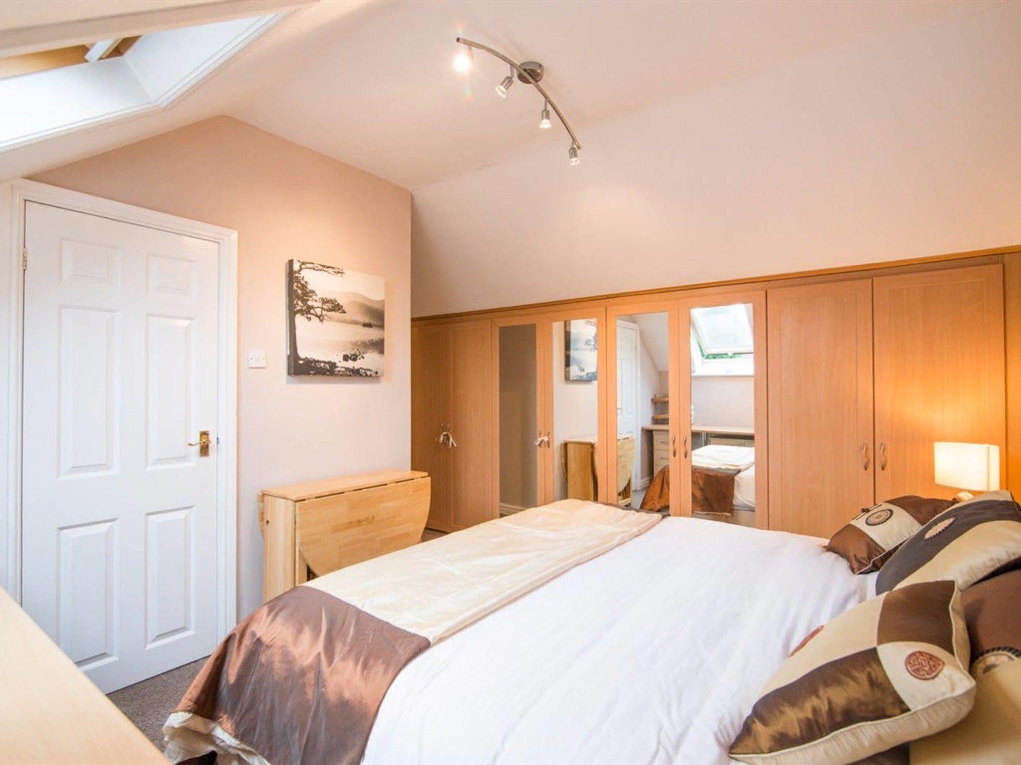 Hotel Ayuda House à Altrincham Extérieur photo
