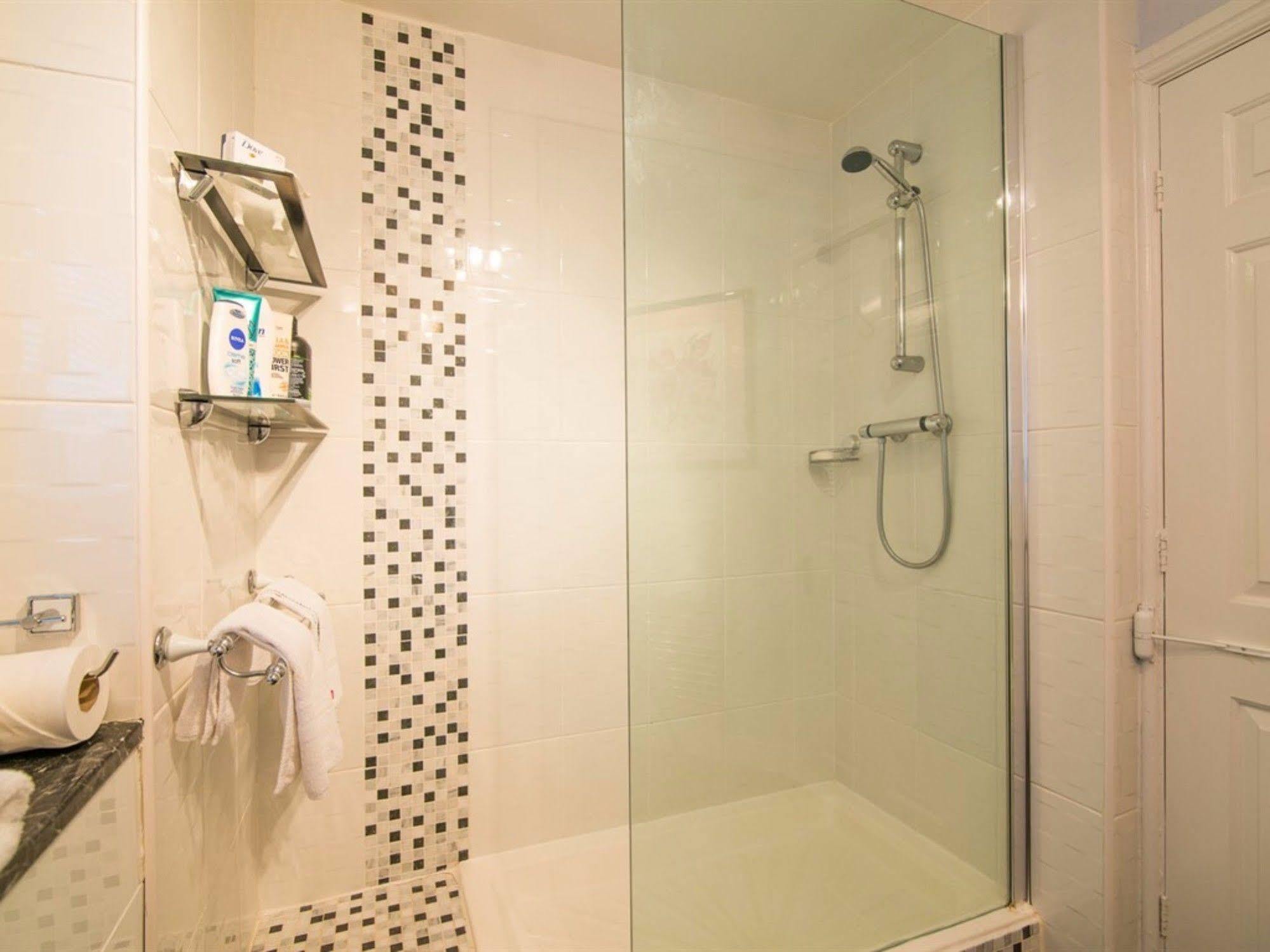 Hotel Ayuda House à Altrincham Extérieur photo