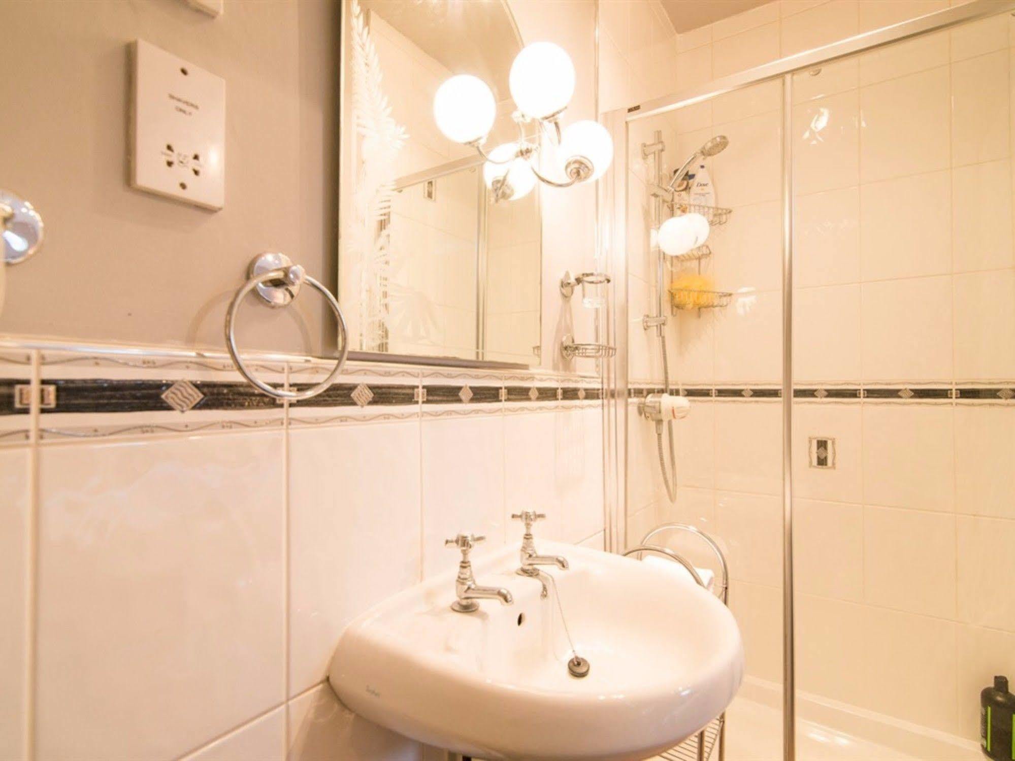 Hotel Ayuda House à Altrincham Extérieur photo